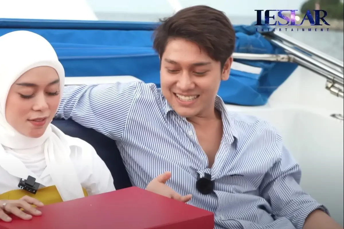 Momen romantis Lesti Kejora dan Rizky Billar di atas kapal baru. (Foto: Youtube/Leslar Entertainment)