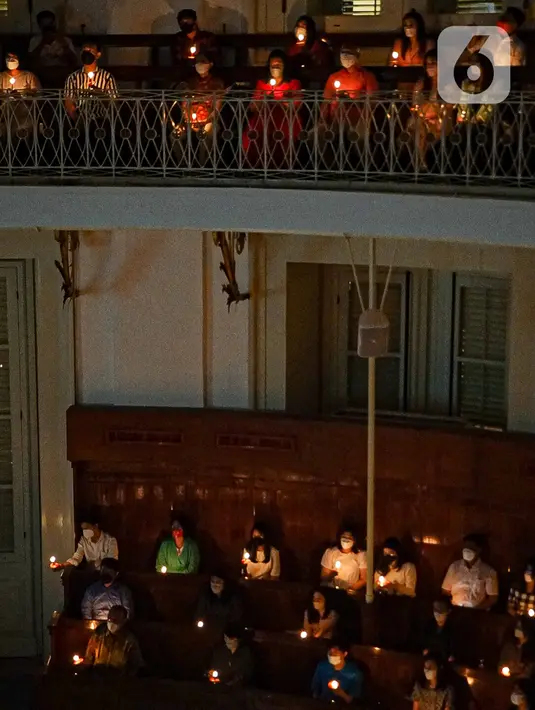 Jemaat melaksanakan ibadah malam Natal di Gereja Immanuel, Jakarta, Jumat (24/12/2021). Perayaan ibadah malam Natal tersebut mengangkat tema 'Cinta Kasih Kristus yang Menggerakkan Persaudaraan'. (Liputan6.com/Faizal Fanani)