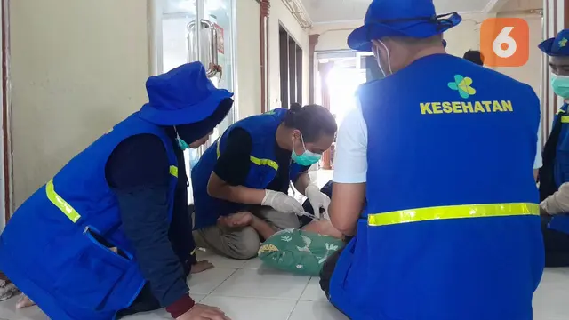 Dokter saraf menangani pasien yang terpleset usai membersihkan rumah pasca banjir Aceh.