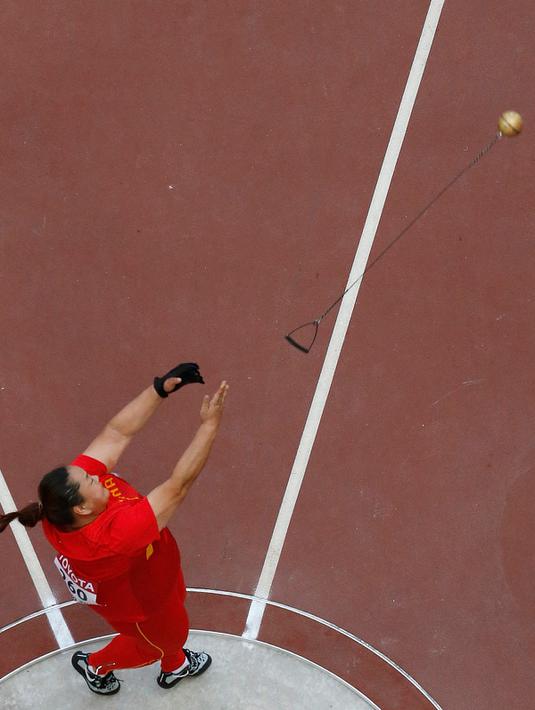 Atlet wanita lempar martil Cina, Wang Zheng beraksi di babak kualifikasi selama 15 IAAF World Championships di Stadion Nasional di Beijing, Cina, (26/8/2015). (REUTERS/Fabrizio Bensch)