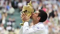 Novak Djokovic berhasil menyabet gelar juara Wimbledon pertamanya yakni pada tahun 2011 usai mengalahkan petenis asal Spanyol Rafael Nadal dengan skor 6-4 6-1 1-6 6-3. (AFP/Glyn Kirk)