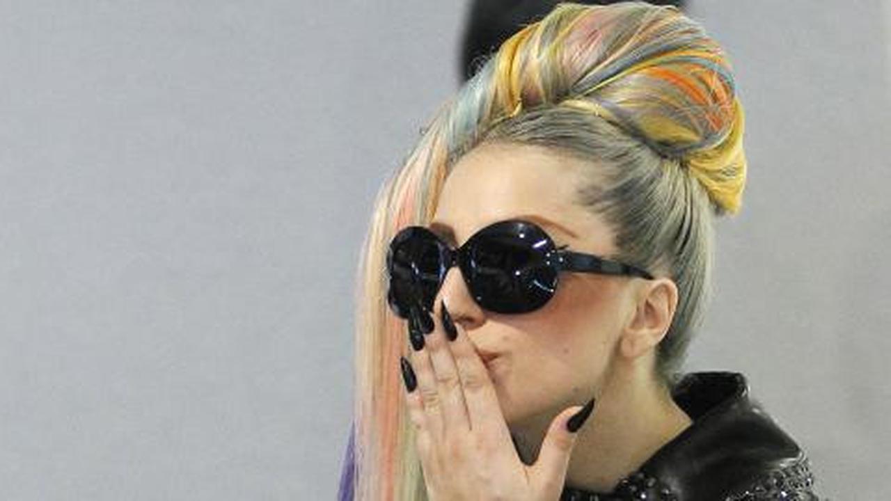  Lady Gaga menangis lihat video tarian fans Indonesia