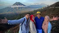 Ridwan Kamil bersama istri dan kedua anaknya mendaki kawah Ijen di Banyuwangi, Jawa Timur (Dok.Instagram/@ridwankamil/https://www.instagram.com/p/B6m3AVlgiC8/Komarudin)