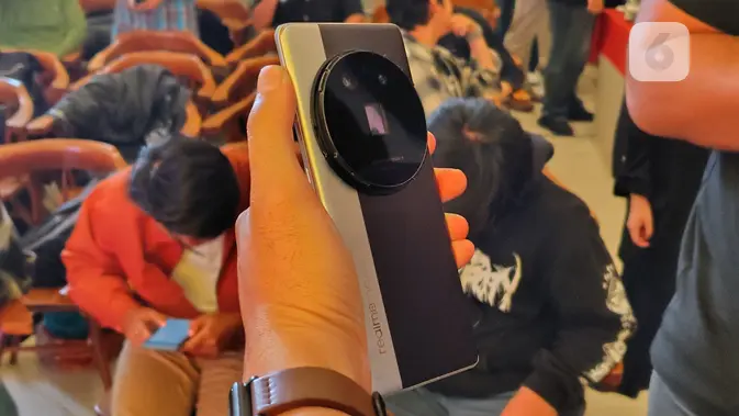 <p>Realme memamerkan HP konsep yang bisa berganti-ganti lensa, usai diungkap saat gelaran MWC 2025. (Liputan6.com/Agustinus M. Damar)</p>