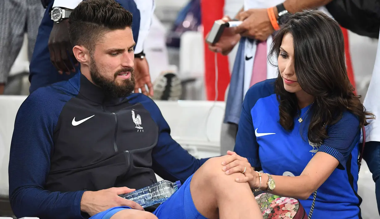  Pemain Prancis, Olivier Giroud saat dipijat istrinya  Jennifer Giroud usai menang atas Jerman 2-0 pada semi-final Piala Eropa 2016 di Stade Velodrome, Marseille (7/7/2016). (AFP/Franck Fife)