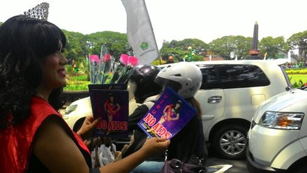 Hari AIDS, waria Malang bagi-bagi kondom di Alun Alun Tugu