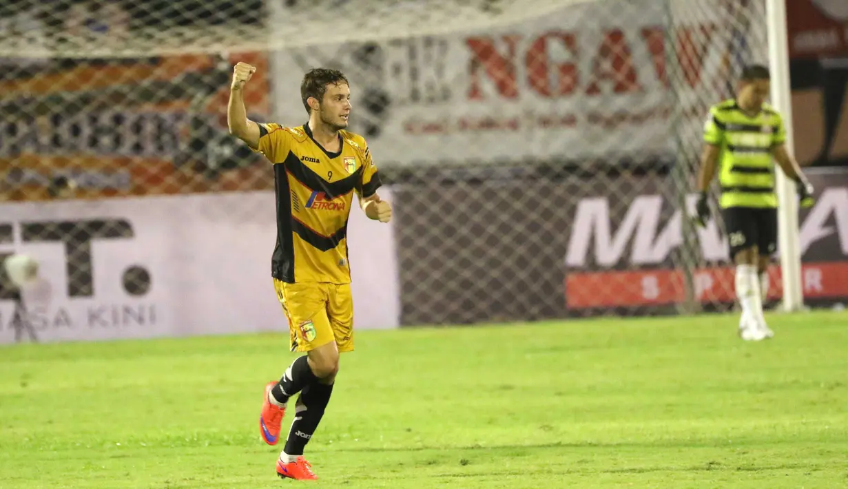 Pemain Mitra Kukar, Patrick Cruz saat mencetak gol ke gawang Persija Jakarta pada laga Piala Jenderal Sudirman di Stadion Manahan, Solo, Sabtu (12/12/2015). (Bola.com/Nicklas Hanoatubun)