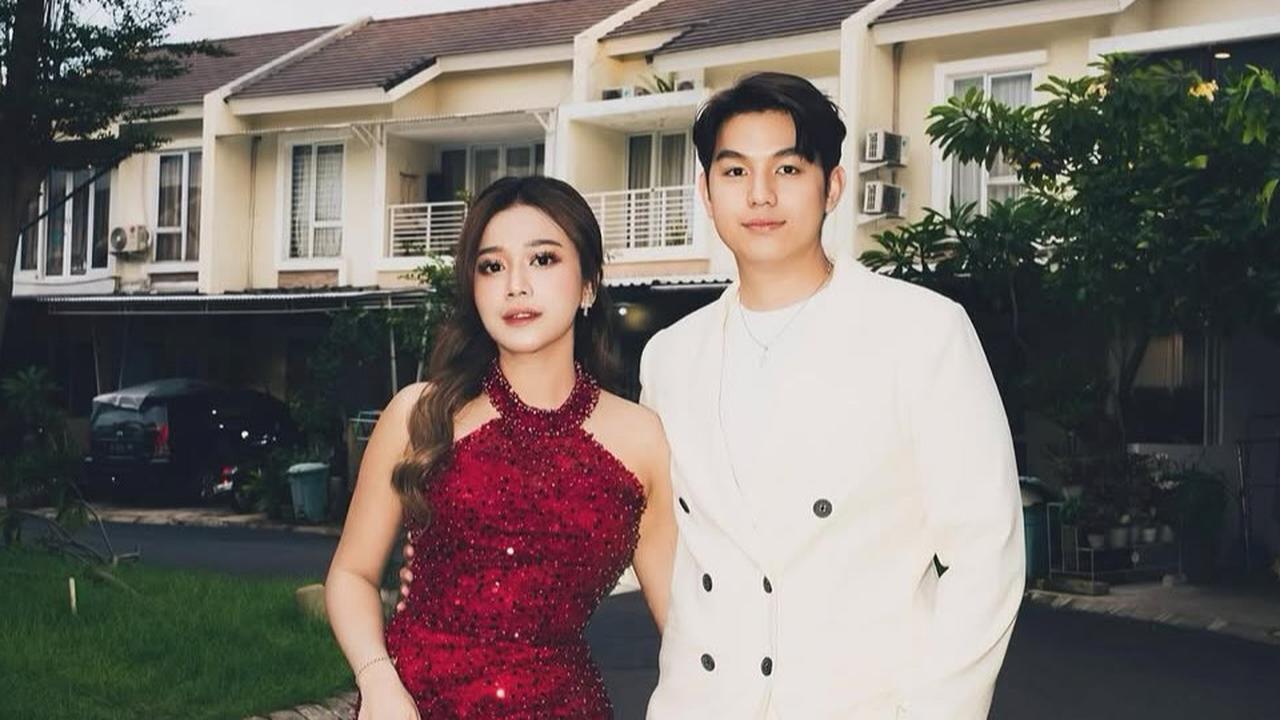 Potret Cantik Anggun Brisia Jodie Pakai Gaun Merah Merona, Foto Bareng Sang Pacar dengan Latar Komplek Perumahan Mewah