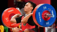 Berlanjut di angkatan clean and jerk, Eko tanpa kesusahan berhasil mengangkat 165 kg. Namun Ia kembali disalip oleh Li Fabian setelah berhasil mengangkat 172 kg. (Foto: AFP/Vincenzo Pinto)