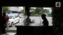Pramusaji menunggu pengunjung di restoran Bebek Kaleyo, Kemanggisan, Jakarta, Senin (12/10/2020). Pada penerapan kembali masa PSBB Transisi Jakarta, restoran dan cafe diperbolehkan melakukan pelayanan makan di tempat dengan protokol kesehatan yang ketat. (Liputan6.com/Herman Zakharia)