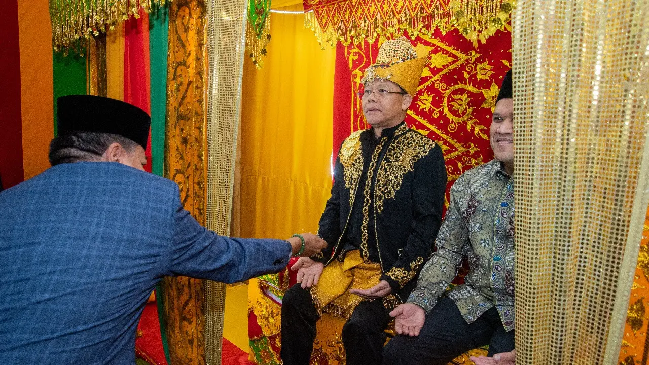 Utusan Khusus Presiden Bidang Ketahanan Pangan, Muhamad Mardiono mendapat gelar kehormatan “Ampon Chiek” oleh Pemerintah Daerah Kabupaten Nagan Raya, Minggu (20/7) (Istimewa)