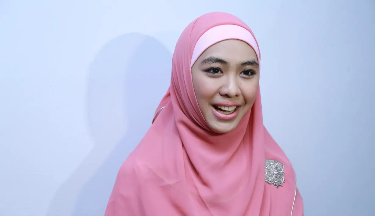 Meski begitu, Oki dan suami menyerahkan pada anaknya nanti. Namun baginya, yang paling penting anaknya bisa menghafal Alquran dengan baik dan benar. (Galih W. Satria/Bintang.com)