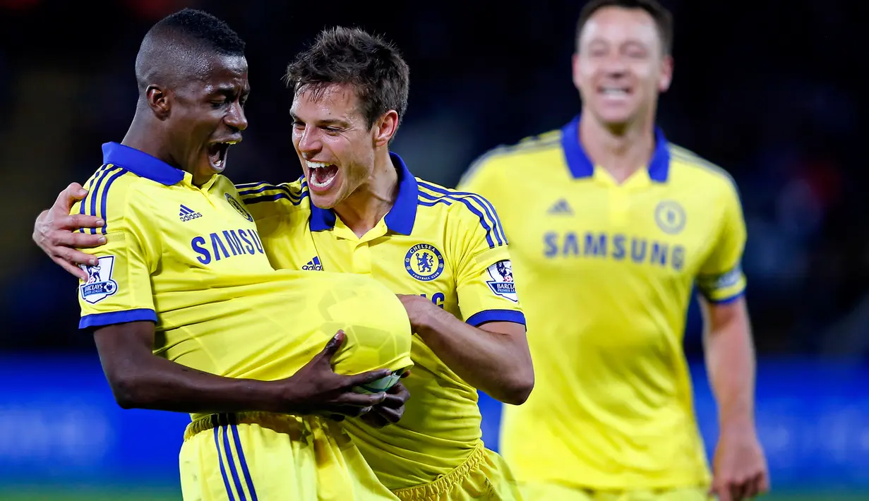 Gelandang Chelsea, Ramires (kiri) merayakan selebrasi bersama pemain lainnya usai mencetak gol ke gawang Leicester City saat Laga Liga Premier Inggris di King Power Stadium, Kamis (30/4/2015). Chelsea menang 3-1 atas Leicester City.(Reuters/Carl Recine)