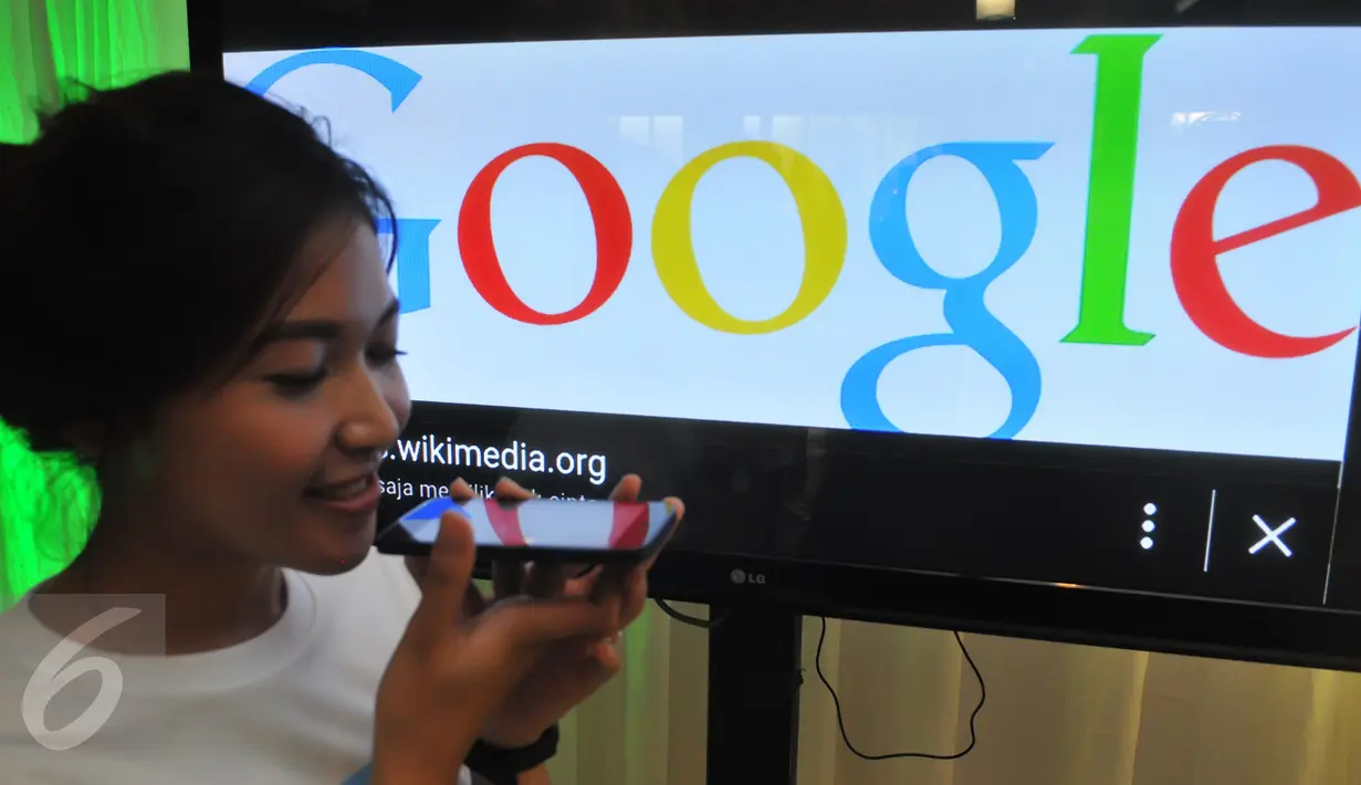 Seorang pengguna ketika mencoba aplikasi Google App Kartu Now yang baru diluncurkan di Jakarta, Senin (29/6). Kartu Now ini bertujuan membantu pengguna menemukan beragam informasi yang paling dicari selama Ramadan. (Liputan6.com/Herman Zakharia) 