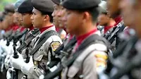 Upacara gelar pasukan pengamanan Natal dan tahun baru dengan sandi Operasi Lilin Candi 2009 di Mapolda Jateng, Semarang. (ANTARA)
