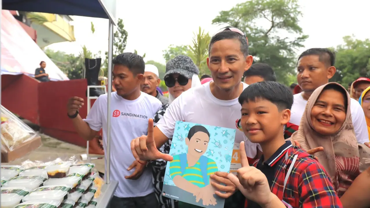 Menteri Pariwisata dan Ekonomi Kreatif (Menparekraf) Sandiaga Salahuddin Uno saat menghadiri bazar sembako murah di Stadion GOR Agus Salim, Kecamatan Padang Barat, Kota Padang, Sabtu (9/9/2023).