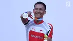 Atlet ParaCycling, Anwar Saipul memperlihatkan medali perak nomor Mens C3 Individual Time Trial Road Race Asian Para Games 2018 usai prosesi pengalungan medali di Sirkuit Sentul, Bogor, Senin (8/10). (Liputan6.com/Helmi Fithriansyah)