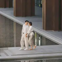 Tampil casual effortless, begini paduan outfit Luna Maya dan Maxime Bouttier. (Foto: Instagram/ Luna Maya)