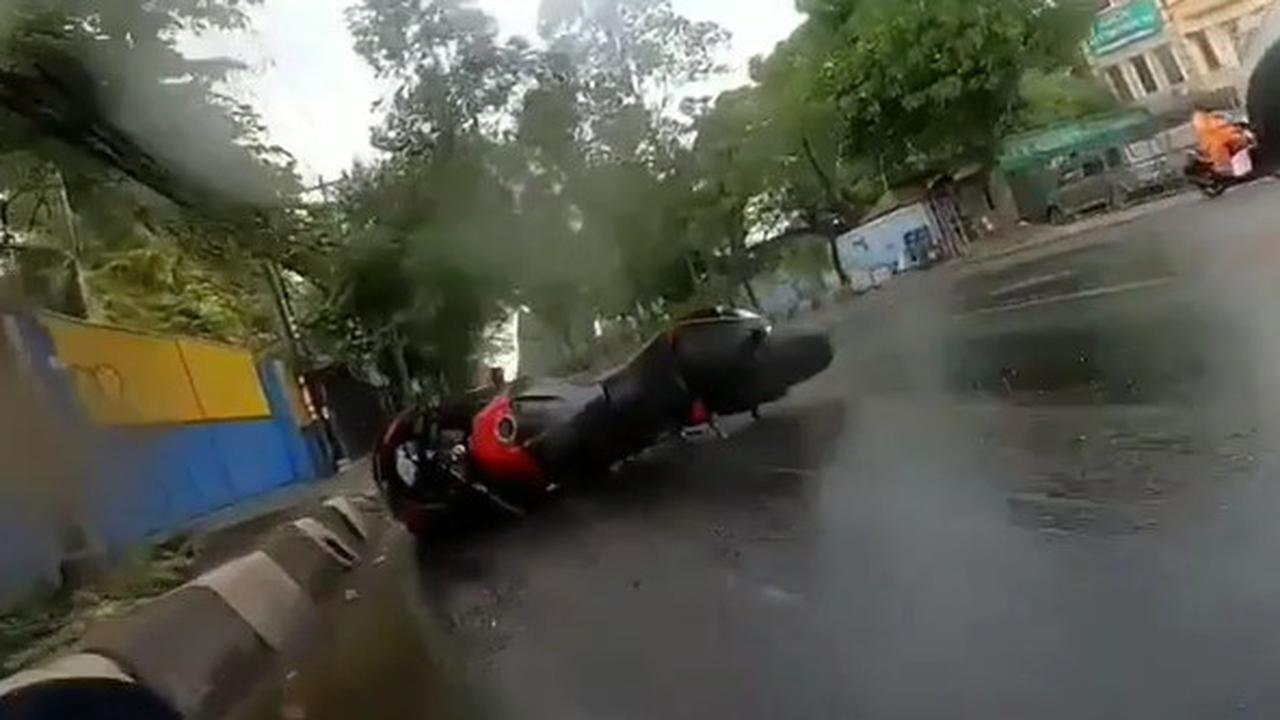 Seperti dilansir akun Instagram @teamhujat, terlihat video yang mamperlihatkan seorang pengendara tengah memacu kendaraannya di tengah padatnya kondisi jalan.