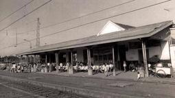 Tampak sisi dalam Stasiun Depok (sekarang Depok Lama) yang masih cenderung kecil dan terdapat pedagang di dalamnya. (Source: Ist)
