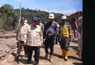Presiden Prabowo Subianto meninjau pembangunan Jembatan Bailey Sungai Garoga di Tapanuli Selatan, Sumatra Utara (Sumut), Rabu (31/12/2025). (YouTube Sekretariat Presiden)