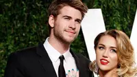 Sempat dikabarkan putus, Liam Hemsworth dan Miley Cyrus akan menikah di tahun 2017 (foto: E!)