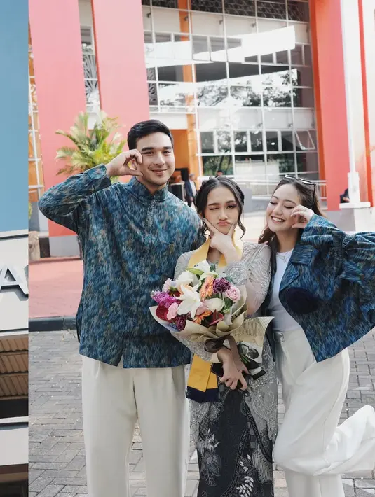 Salshabilla Adriani hadiri wisuda sang adik, Nabila Nurhavia, bersama sang suami Ibrahim Risyad [@ibrhmrsyd]