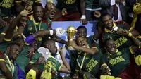 Pemain Kamerun merayakan kesuksesan menjuarai Piala Afrika 2017. Kamerun menumbangkan Mesir 2-1 di final, Senin (6/2/2017) dinihari WIB. (AP Photo/Sunday Alamba)