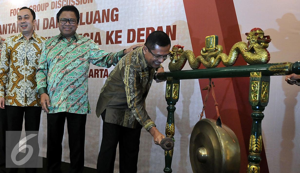 Menperin, Saleh Husin (kanan) memukul gong membuka RUA IX AEKI di Jakarta, Kamis (10/3). Indonesia siap bersaing di dunia untuk menjadi negara penghasil kopi terbesar setelah Brasil dan Vietnam. (Liputan6.com/JohanTallo)