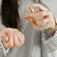 Trik memilih dan memadukan parfum agar harum lebih tahan lama sekaligus mendukung penampilan. (Foto: Andrijana Bozic/Unsplash)