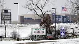 Suasana Oxford High School setelah penembakan di Oxford, Michigan (30/11/2021). Dalam peristiwa penembakan, seorang siswa berusia 15 tahun ditahan dan sebuah pistol disita setelah penembakan di Oxford High School, kata Kantor Sheriff Oakland County. (AP Photo/Paul Sancya)