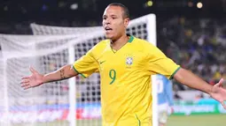 Selebrasi striker Brasil, Luis Fabiano, setelah mencetak gol pertama ke gawang Italia dalam laga lanjutan penyisihan Grup B Piala Konfederasi 2009 di Loftus Versfeld Stadium, Pretoria, 21 Juni 2009. AFP PHOTO/VINCENZO PINTO