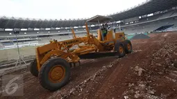 Pekerja mengoperasikan alat berat untuk menyelesaikan pengerjaan proyek renovasi Stadion Utama Gelora Bung Karno, Jakarta, Jumat (17/3). Renovasi Stadion GBK untuk Asian Games 2018 itu ditargetkan selesai pada Oktober 2017 (Liputan6.com/Immanuel Antonius)