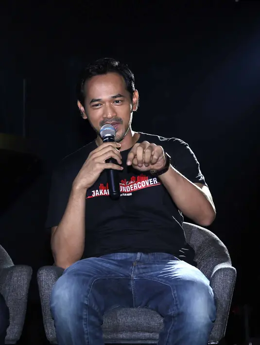 "Nah pas adegan Sashimi Girl, itu unik, jarang terjadi. Karena itu spesifik ya, restoran jamuan makan malam menurut gue itu sangat nggak lazim untuk diterima akal sehat," ujar Oka Antara di kawasan Cilandak, Jaksel, Rabu (18/1). (Nurwahyunan/Bintang.com)