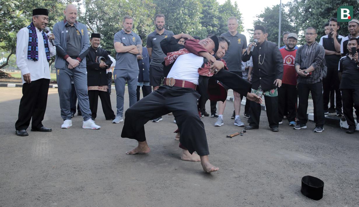 Legenda Liverpool, Gary McAllister, Jason McAteer, dan Patrik Berger menyaksikan ritual Palang Pintu di Kawasan Perkampungan Betawi Setu Babakan, Jakarta (9/9/2018). (Bola.com/Peksi Cahyo)