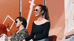 Dalam acara Karnaval SCTV, gadis 17 tahun ini tampil simpel dengan kaus bewarna hitam yang dipadukan dengan celana jeans. Penggunaan kacamata membuat penampilan Haico semakin trendi. (Liputan6.com/IG/@haico.vdv)