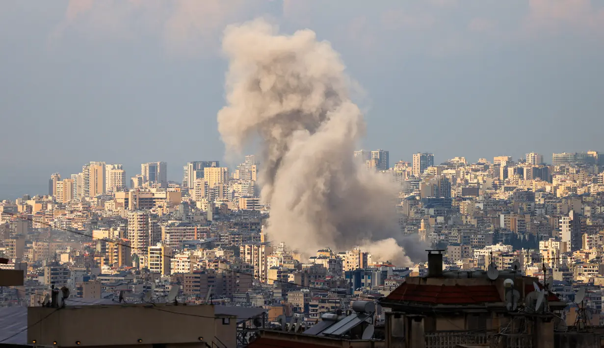 Media pemerintah setempat memberitakan sejak Selasa (12/11/2024) pagi, Israel melancarkan lebih dari selusin serangan udara di Beirut selatan. (Anwar AMRO/AFP)