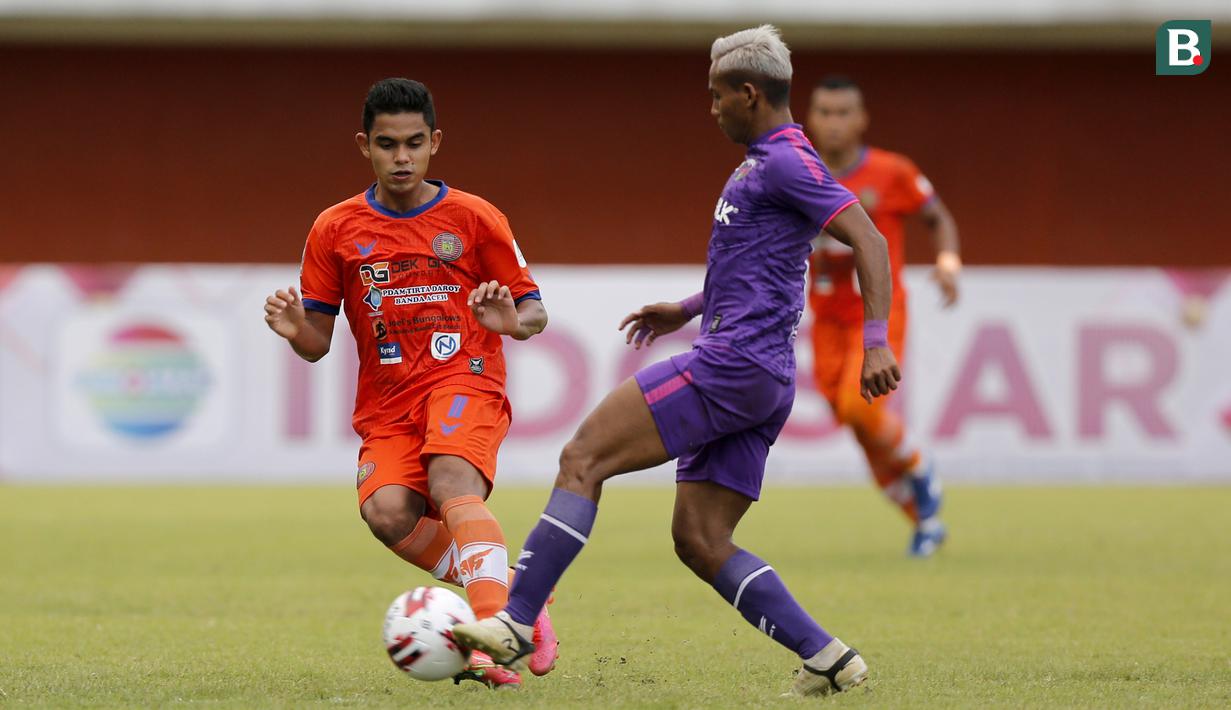 Berawal dari umpan silang Miftahul (kiri), Assanur lagi-lagi mengoyak gawang Persita dengan sundulannya.. (Bola.com/Arief Bagus)