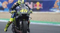 Aksi Valentino Rossi di Sirkuit Jerez, Sabtu (4/5/2019). (AFP/Jorge Guerrero).