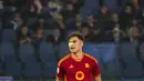 Sinar laser menyinari wajah penyerang AS Roma Paulo Dybala saat bersiap melakukan tendangan bebas pada laga perempat final Coppa Italia 2023/2024 melawan Lazio di Stadio Olimpico, Kamis (11/1/2024) dini hari WIB. (AP Photo/Gregorio Borgia)