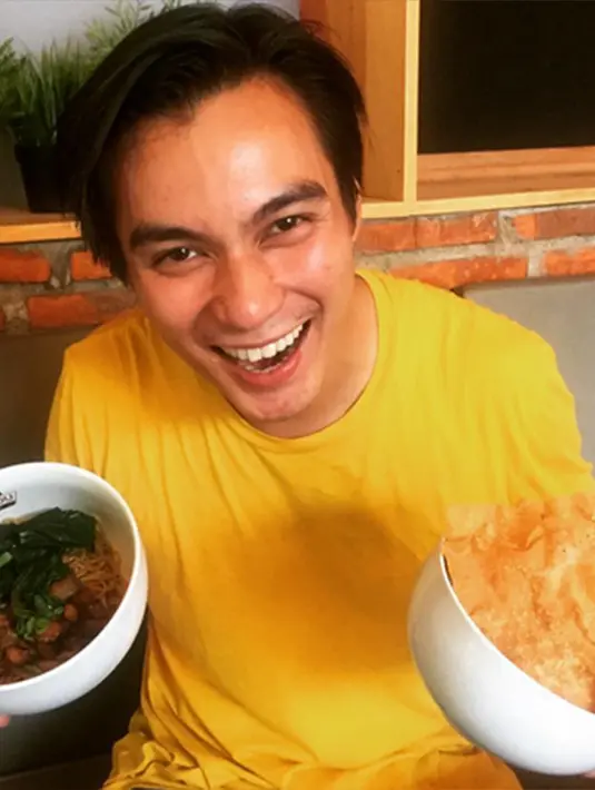 Komentar pun bermunculan melihat mantan kekasih Marshanda itu sedang asyik mengukur busana. Mereka seperti tak percaya dengan status Baim di Instagramnya. (Via Instagram/@Baimwong)