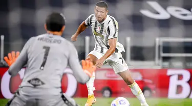 Pemain Juventus Cristiano Ronaldo mencetak gol ke gawang Sampdoria pada pertandingan Serie A di Stadion Allianz, Turin, Italia, Minggu (20/9/2020). Juventus menaklukkan Sampdoria dengan skor 3-0.  (Marco Alpozzi/LaPresse via AP)