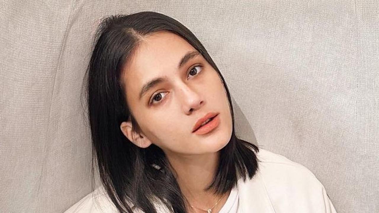 Sebelum memutuskan berhijab, Paula sudah kerap  memberi kode jika dirinya punya keinginan berhijrah lebih serius. Ibu dua anak ini sudah sering menggunakan pakaian tertutup di berbagai acara meskipun belum menutup kepala.