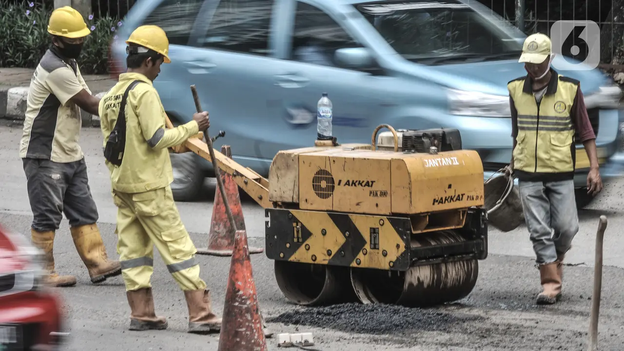 Perbaikan Jalan Berlubang di Cawang
