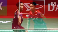 Pebulu tangkis tunggal putra Indonesia Anthony Sinisuka Ginting saat melawan tunggal putra China Shi Yu Qi pada babak 16 besar Indonesia Masters 2023 di Istora Senayan, Jakarta, Kamis (26/1/2023). Anthony Sinisuka Ginting terhenti di babak 16 besar Indonesia Masters 2023 setelah kalah dari Shi Yu Qi dengan skor 19-21 dan 16-21. (Liputan6.com/Herman Zakharia)
