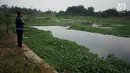 Warga beraktivitas di sekitar Setu Pengarengan yang dipenuhi eceng gondok di Depok, Jawa Barat, Rabu (14/8/2019). Kurangnya perhatian pihak terkait menyebabkan setu semakin banyak ditumbuhi tanaman eceng gondok, bahkan hampir menutupi seluruh permukaan air. (Liputan6.com/Immanuel Antonius)