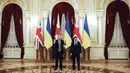 Perdana Menteri Inggris Boris Johnson (kiri) berfoto dengan Presiden Ukraina Volodymyr Zelenskyy, sebelum pembicaraan mereka di tengah meningkatnya ketegangan antara Ukraina dan Rusia, di istana kepresidenan, di Kyiv, Ukraina, Selasa (1/2/2022).  (Peter Nicholls/Pool Photo via AP)