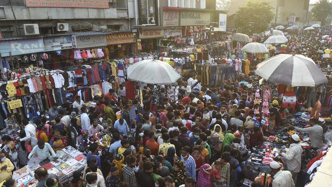 Pembeli memadati area pasar antara Teen Darwaja dan Kuil Bhadrakali menjelang Diwali, Festival Cahaya Hindu, di Ahmedabad, India, Minggu (8/11/2020). Pemerintah memperingatkan akan ada lebih dari 10 ribu kasus yang muncul setelah Festival Diwali dilakukan. (SAM PANTHAKY/AFP)