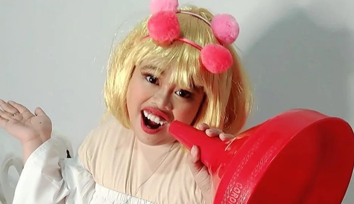 Penampilan Kekeyi dalam video ini tak 100 persen membuat warganet senang. Yang terhibur menyebut ini sebagai bentuk kreativitas. “Imut banget sahabat,” sanjung akun @always***. “Sumpah ini fotonya kreatif banget sih, lucu,” @joli**** menyahut di kolom komentar. Namun ada pula yang berkomentar julid. “Kek boneka mampang,” @tama*** mencibir. (Foto: Dok. Instagram @rahmawatikekeyiputricantikka23)