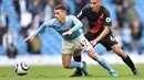 Phil Foden bisa dibilang sebagai talenta paling menjanjikan di sepak bola Eropa saat ini. Hal tersebut juga didukung dengan pernyataan Pep Guardiola. Sayangnya, pemain muda ini hanya digaji 30.000 pounds (Rp594 juta) per minggu oleh Manchester City. (Foto: AFP/Pool/Peter Powell)